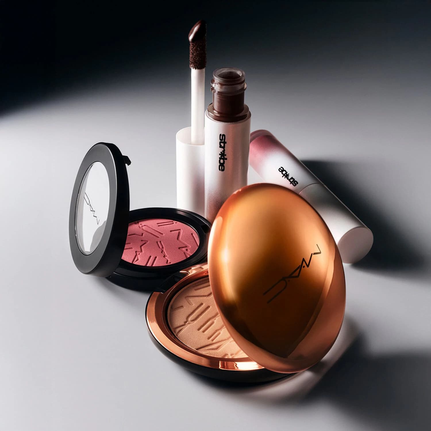M·A·C Strobe Beam Liquid Bronzelighter
