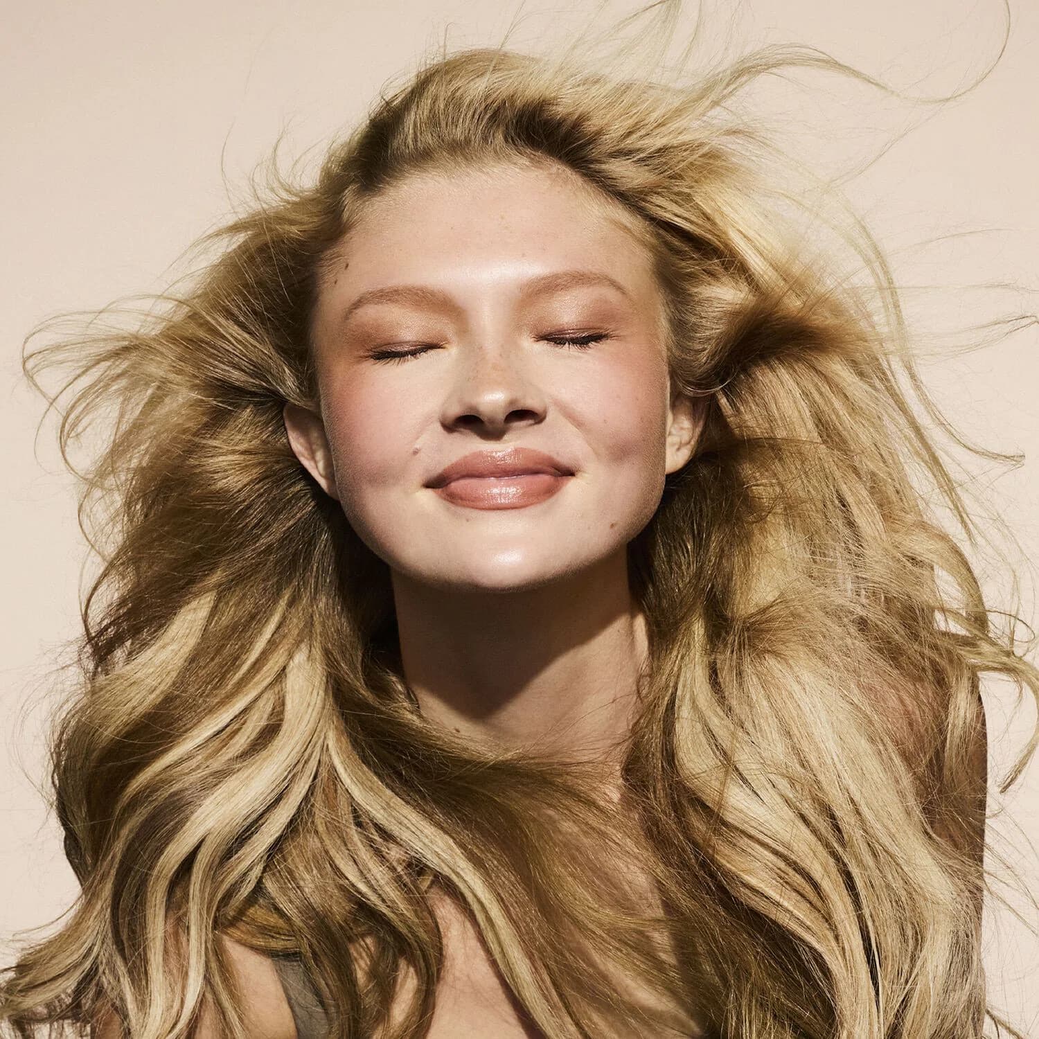 The Imposter Invisi-Boost Volumizing Dry Shampoo Powder